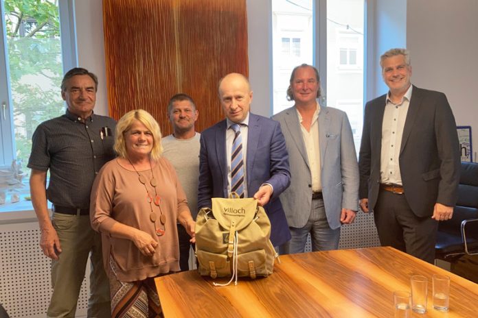 Offizieller Besuch des ukrainischen Botschafters in Villach: Von links Koordinator Andreas Kuchler (Ukraine-Hilfe), Vizebürgermeisterin Mag.a Gerda Sandriesser, Anton Kalinitsch (Ukraine-Hilfe), Botschafter Dr. Vasyl Khymynets, Honorarkonsul Nils Grolitsch und Mag. Georg Wuzella (Rathaus). Foto: vif