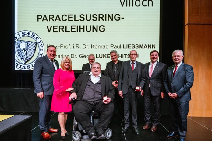 Paracelsusring-Verleihung 2024: Verleihung des Paracelsusringes an Konrad Paul Liessmann und Georg Lukeschitsch. Foto: Stadt Villach/Karin Wernig