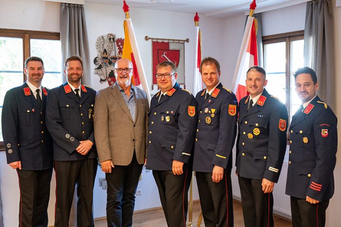 Die Führungsspitze der Treffner Ortsfeuerwehren: Von links OBI Ing. Hermann Fischer jun. (Sattendorf), BI Paul Bernsteiner (Winklern-Einöde), Bürgermeister Klaus Glanznig, HBI Daniel Frank (Treffen), OBI Helmut Ebner jun. (Winklern-Einöde), OBI Daniel Gross (Treffen), BI Thomas Fleischhacker (Sattendorf). Foto: Marktgemeinde Treffen/Andreas Fillei