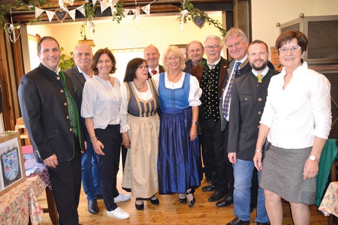 Von links LOStv. KLM Martin Kucher, Obmann KSR Helmut Maggi, Labg. Elisabeth Dieringer-Ganza, die Vorstände Fini Penterman, Erwin Golob, Daniela Sabath, GR Harald Priesnig, Obmann Karl Heinz Moschitz, NR Maximilian Linder, Dr. Friedrich Schwarz (Land), KBW-Bezirksobfrau Elisabeth Putz. Foto: Kanaltaler Kulturverein