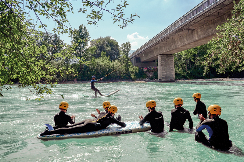 Eine innovative Technik nützt die natürliche Strömung der Drau:
Surf-Erlebnisse in einer ganz neuen Dimension.Foto: @upstreamsurfing_1