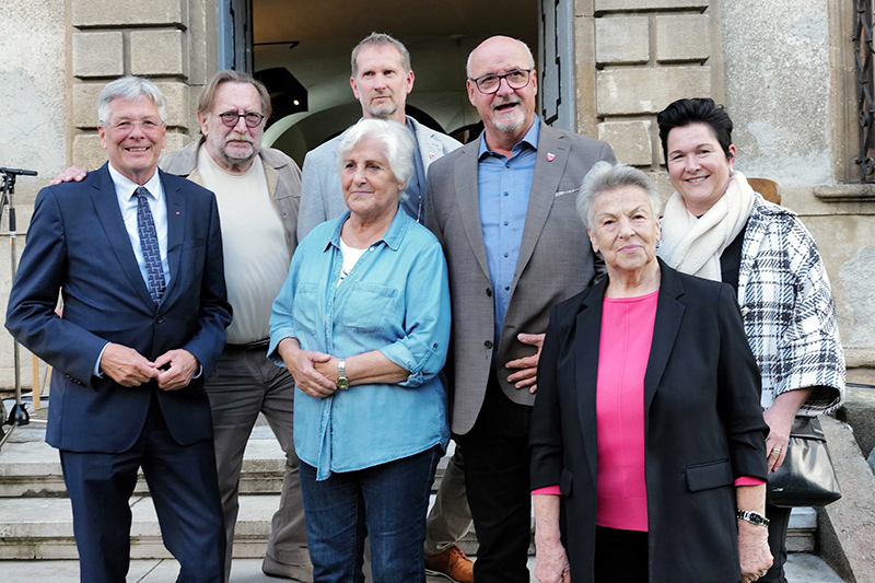 LH Peter Kaiser, Familie Weber, Vizebürgermeister Andreas Fillei, Bürgermeister Klaus Glanznig, Linde Boyneburg-Lengsfeld und Babara Salomon. Fotos: LPD Kärnten/Höher, Marktgmeinde Treffen/Fillei