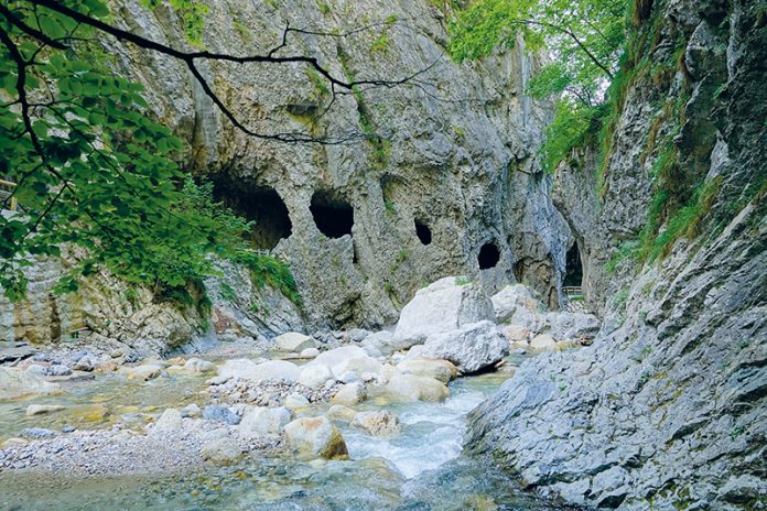 Am Bild der Wanderweg mit den lochartigen Ausnehmungen des Born-Tunnels.Fotos: TPIC Tržič