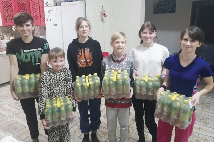 Wertvolle Vitamine der Firma Rauch für diese ukrainischen Jugendlichen. Foto: vif