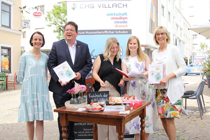 Marktreferent Stadtrat Christian Pober mit dem CHS-Kochbuch-Team Julia Bogner, Isabella Filzmaier und Maya Dunger sowie Direktorin Petra Mayer bei der Vorstellungen des neuen Kochbuches während der Präsentation. Foto: Stadt Villach, ak