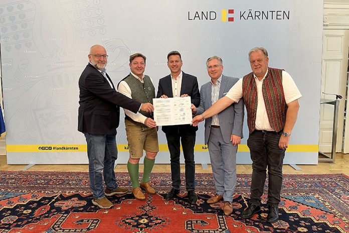 Besiegelung des „Wasserverbandes Kärnten“: Von links Erwin Smole (Stadtwerke Klagenfurt), Bürgermeister Günther Albel (Villach), LR Daniel Fellner, Bürgermeister Martin Kulmer (St. Veit), Bürgermeister Martin Treffner (Feldkirchen). Foto: Land Kärnten/Büro LR Fellner