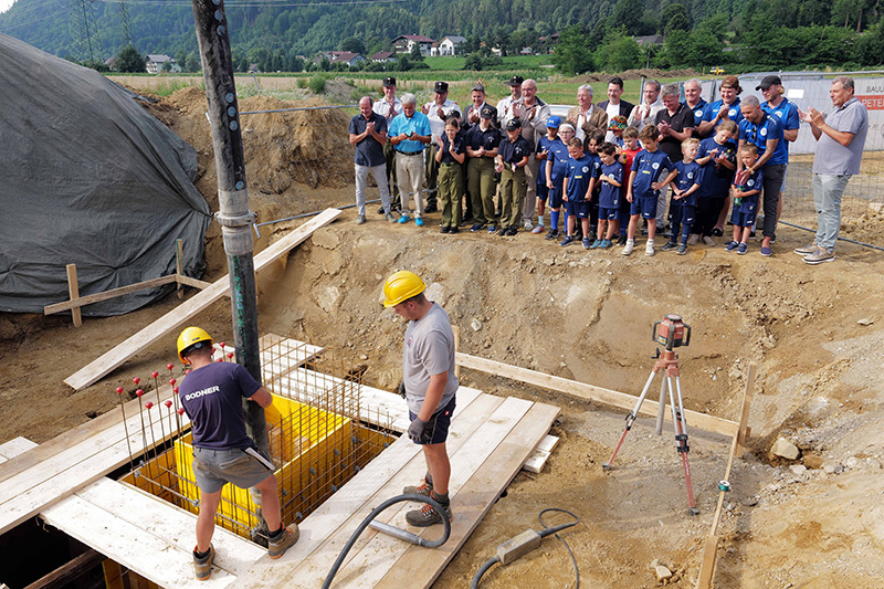 LH Peter Kaiser, LR Daniel Fellner, Sportdirektor Arno Arthofer, Bürgermeister Klaus Glanznig, Architekt Martin Kreilitsch mit Mitgliedern des Gemeinderates, Feuerwehrjugend und jungen Sportlern bei den ersten Betonierungsarbeiten. Fotos: Land Kärnten/Höher, vif, Marktgemeinde Treffen (Visualisierung)