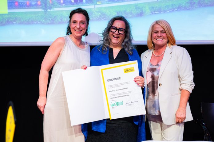 Frauenpreis: Vizebürgermeisterin Gerda Sandriesser, Alexandra Schmidt und Laudatorin Lisa Rettl (von rechts). Foto: Stadt Villach/Karin Wernig