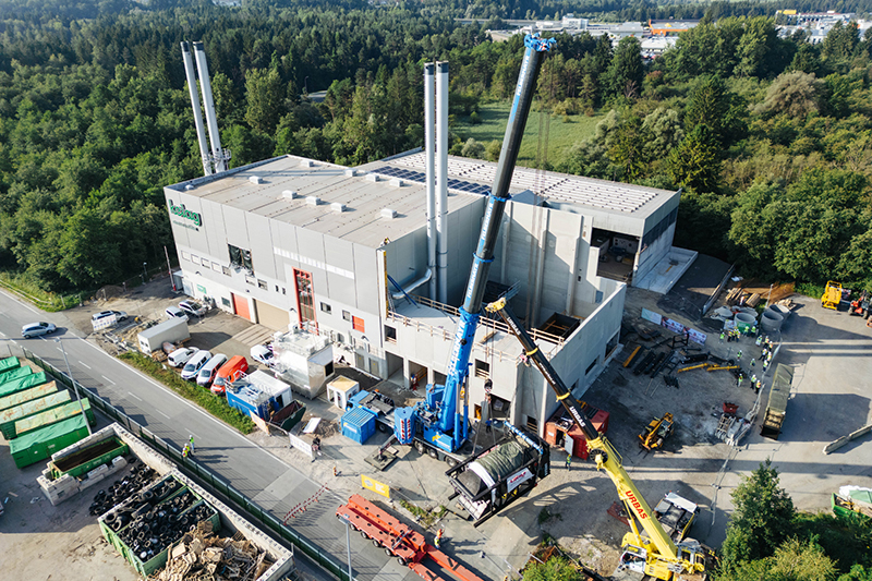 Einhub Heizkessel Biomasseheizwerk Villach-St. Agathen: Von links Marian Trunk (Betriebsleiter KEW), Wolfgang Gutjahr (Fachbereichsleiter für Maschinenbau- und Verfahrenstechnik KEW), Christoph Herzeg (Geschäftsführer KEW), Adolf Melcher (Sprecher der Geschäftsführung KEW) und Martin Weinstich (regionaler Betriebsleiter KEW)
Fotos: Kelag/Henry Welisch
