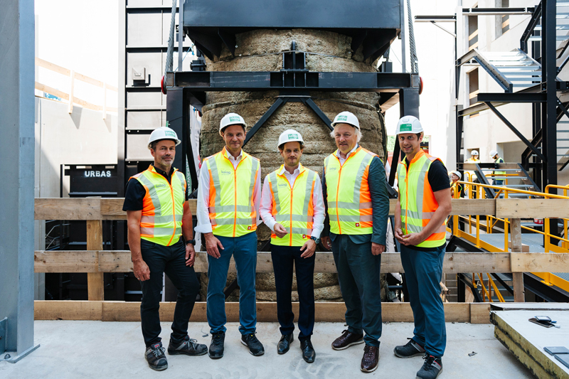 Einhub Heizkessel Biomasseheizwerk Villach-St. Agathen: Von links Marian Trunk (Betriebsleiter KEW), Wolfgang Gutjahr (Fachbereichsleiter für Maschinenbau- und Verfahrenstechnik KEW), Christoph Herzeg (Geschäftsführer KEW), Adolf Melcher (Sprecher der Geschäftsführung KEW) und Martin Weinstich (regionaler Betriebsleiter KEW)
Fotos: Kelag/Henry Welisch
