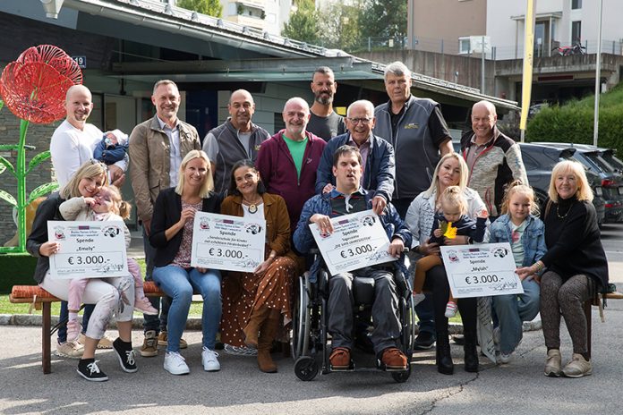 Gemeinschaftsfoto während der Übergabefeierlichkeit. Foto: Gerhard Kampitsch