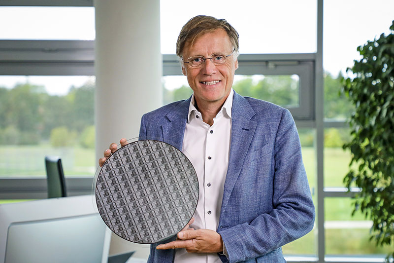 Infineon-CEO Jochen Hanebeck mit einen der weltweit ersten 300-Millimeter-GaN-Power-Wafer.