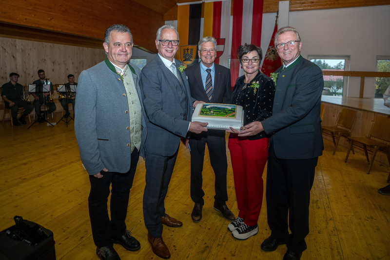 Gratulation mit einer Torte „100 Jahre Thörl bei Österreich“: Von links GV Roland Koch, LT-Präsident Ing. Reinhart Rohr, LH Dr. Peter Kaiser, LR Dr. Beate Prettner und Bürgermeister Ing. Reinhard Antolitsch.Fotos: LPD/Augstein, Marktgemeinde Arnoldstein