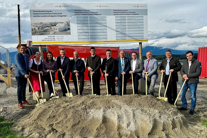 Festakt zum Spatenstich mit (von links) LK-Präsident Siegfried Huber, Vorständin Andrea Lienhard, LAbg. Stefanie Ofner, NR Peter Weidinger, Bürgermeister Christian Poglitsch, LHStv. Martin Gruber, Dipl.-Ing. Alfred Altersberger, Direktor Anton Freithofnig, Reinhard Bachl (Unterabteilung), Abteilungsleiter Gerhard Hoffer, Fahrschulleiter Martin Ladinig und Abteilungsvorstand Piet Schwenner (Stiegerhof).Foto: Büro Gruber/Gamper