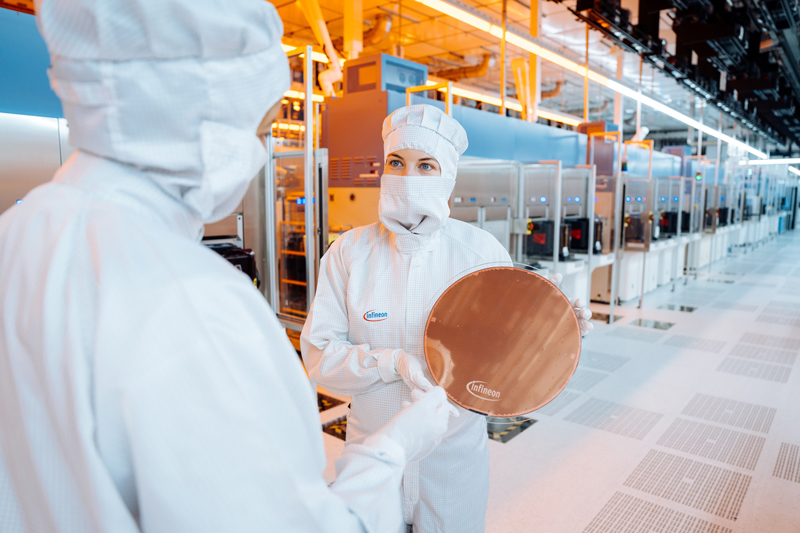 
Infineon Mitarbeiterinnen mit dem dünnsten Silizium-Power-Wafer der Welt in der Innovationsfabrik Villach.
