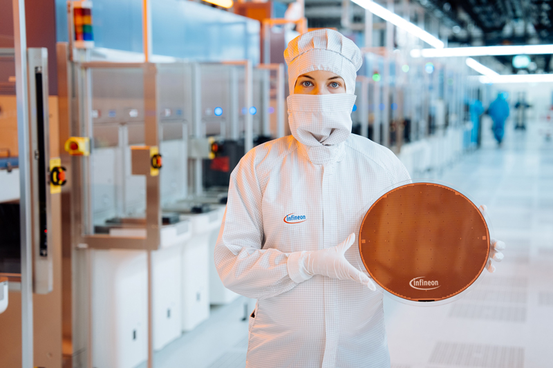 Infineon-Mitarbeiterin mit dem dünnsten Silizium-Power-Wafer der Welt in der Innovationsfabrik Villach.