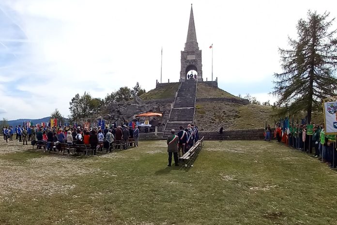 Tonezza am Monte Cimone: Bürgermeister und Regionalpolitiker sowie viele militärische und kulturelle Repräsentanten mit den geehrten Alpini-Vertretern gemeinsam mit Kärntner Vertretern während der Gedenkfeier. Foto: Kanaltaler Kulturverein