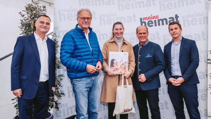 Feierliche Wohnungsübergaben: Am Bild von lins „meine heimat“-Vorstandsvorsitzender Helmut Kusternik, Vorstandsmitglied Andreas Stroitz, Mieterin Anna-Maria Logonder, Bürgermeister Christian Poglitsch, Maximilian Lintner (Land Kärnten). Foto: „meine heimat“/Marta Gillner