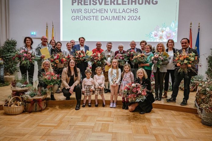 Grünste Daumen: Vizebürgermeisterin Sarah Katholnig und Karin Kugi, stellvertretende Stadtgrün-Leiterin, gratulierten den die Sieger:innen in den einzelnen Kategorien. Foto: Stadt Villach/Karin Wernig