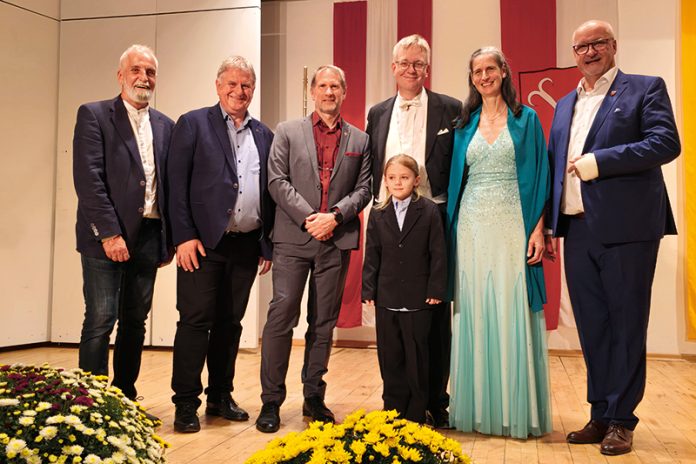 Erlebnis Treffner Kulturwochen: Von links Kulturausschussobmann GR Georg Berger, Bürgermeister Maximilian Linder (Afritz), Erster Vizebürgermeister Andreas Fillei, Michael Martin und Regine Kofler sowie Bürgermeister Klaus Glanznig.Foto: Marktgemeinde Treffen