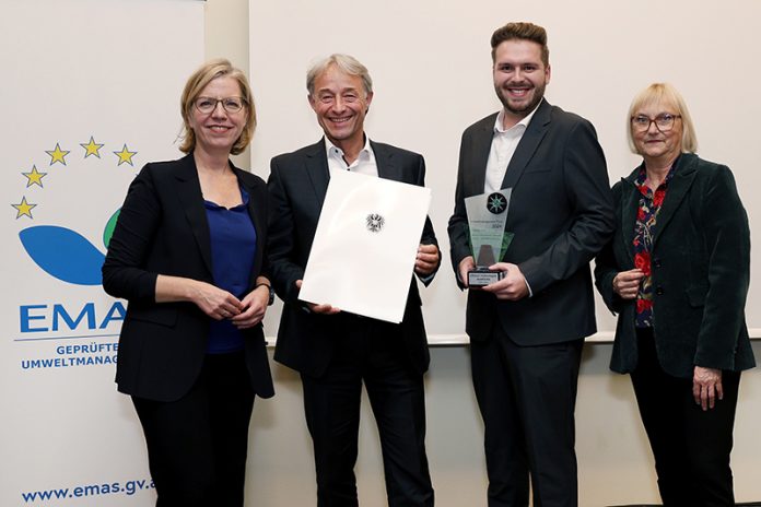 Umweltmanagement-Preis Verleih: Von links Klimaschutzministerin Leonore Gewessler, Infineon Austria Vorstand für Operations Thomas Reisinger, Infineon Projektmanager Fabian Bärnthaler, Parlamentarische Staatssekretärin vom BMUV Deutschland Bettina Hoffmann. Foto: Umweltbundesamt/B.Gröger