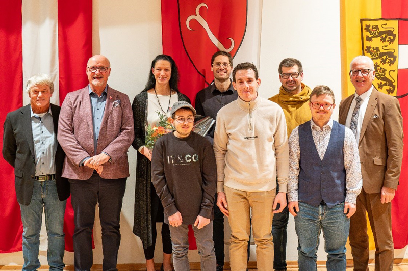 BU: Unsere beiden Weltmeister gemeinsam mit den Special-Olympic-Medaillengewinner.
hinten v.l.: GV Otto Steiner, Bgm. Klaus Glanznig, Nicky Watzek, Claudio Köstenberger, Mario Horn, Ltgs. Präs. Ing. Reinhart Rohr
vorne v.l.: Joseph Kargl, Johann Kramer, Simon Gailer
