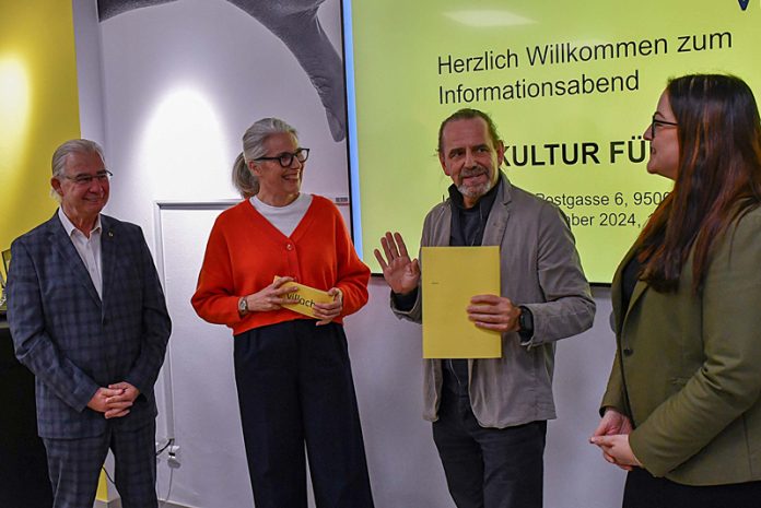 Präsentation Baukulturelle Leitlinien: Stadtplanungs- und Baureferent Stadtrat Harald Sobe, Moderatorin Martina Frühwirth, Roland Winkler (Vorsitzender Architekturbeirat Villach), Nachhaltigkeitsreferentin Vizebürgermeisterin Sarah Katholnig (von links) Foto: Stadt Villach/Andreas Jandl