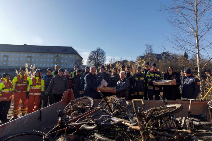 Einsatzkräfte befreiten Drau von Müll. Abschließend gab’s dann eine kräftige Jause. Fotos: Stadt Villach/Olga Bereslavskaya, Hauptfeuerwache