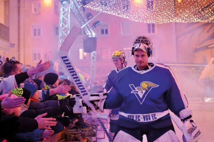 Samstag, 8. Februar: Cooles VSV-Showtraining auf dem Rathausplatz – hinkommen, staunen, Retro-Dressen gewinnen, ab 17 Uhr geht’s los. Eintritt frei! Fotos: Adrian Hipp