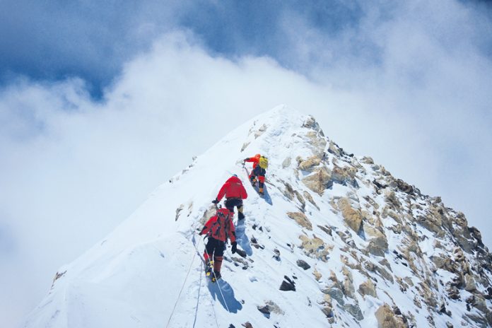 Hans Wenzl mit einer Gruppe auf dem Gipfelgrat des 8485 Meter hohen Makalu (fünfthöchster Berg der Welt). Fotos: KK/Wenzl