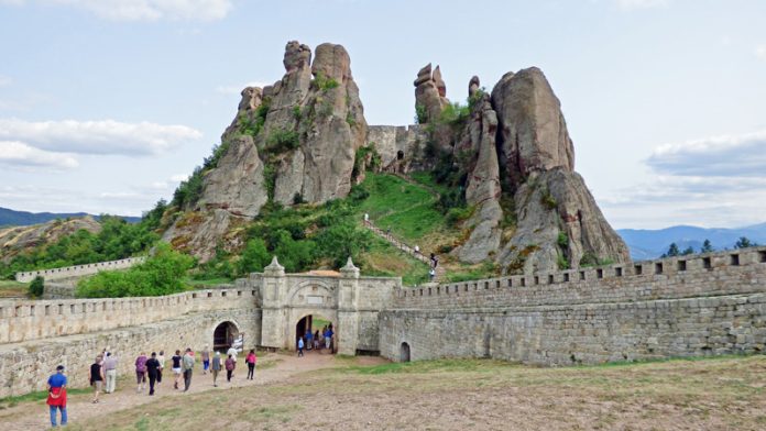 In Belogradtschik (Nordwest-Bulgarien) werden mit der Festung auch die phantasieanregenden Sandstein- und Konglomeratfelsen erlebt.Foto: KK