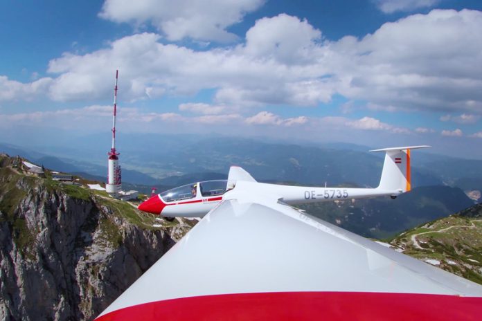 Grenzenlose Freiheit, atemberaubende Ausblicke: Einem Adler gleich gleitet der Segler über den Dobratsch-Gipfel.Foto: SFG Villach