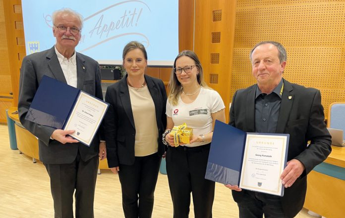 Für ihre herausragenden Leistungen geehrt: Von links Dr. Eckart Fieber, Gratulantin Bürgermeisterin Doris Liposchek, Melissa Köck und Georg Partoloth. Fotos: Gemeinde Wernberg