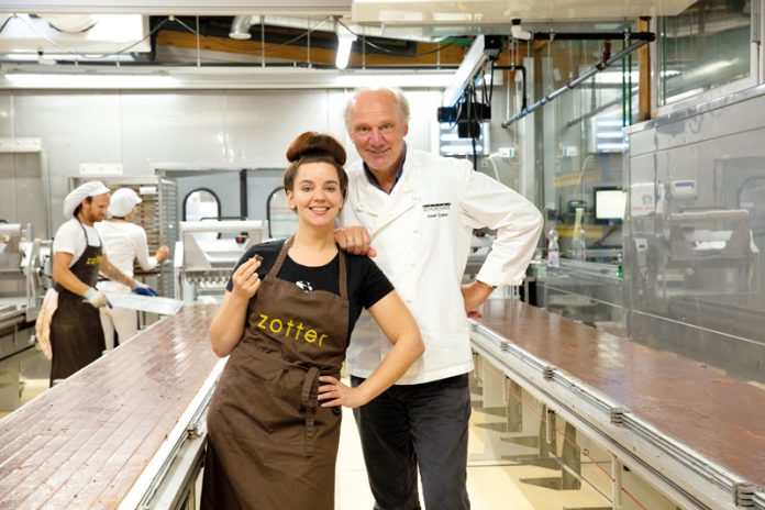 Geschmackserlebnisse aus 100 Prozent Bio und Fair: Josef Zotter, Schokoladenfabrikant, Bio-Landwirt und Andersmacher, mit Tochter Julia, Konditormeisterin.Foto: Zotter